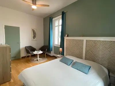 Un ou plusieurs lits dans un hébergement de l'établissement Les Mariniers Chambres d'Hôtes avec aire de jeux proche du ZooParc de Beauval - Spa nordique en option