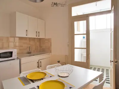 Cuisine ou kitchenette dans l'établissement Appartement hypercentre au 2ème, ZOO - 24h du Mans