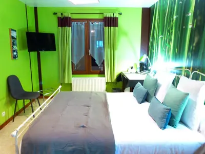 Un ou plusieurs lits dans un hébergement de l'établissement Logis hôtel Les Confins du perche