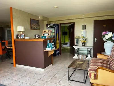 Coin salon dans l'établissement Logis hôtel Les Confins du perche