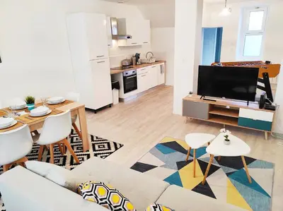 Cuisine ou kitchenette dans l'établissement Maison avec jardin en centre ville - proche gare et circuit 24h du mans
