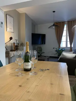 Télévision ou salle de divertissement dans l'établissement La Propriete de Bacchus