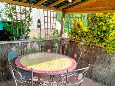 Balcon ou terrasse dans l'établissement Gîte confort aux portes des châteaux, jardin, terrasse, WIFI, vélos, proche A85 et balades nature - FR-1-381-502
