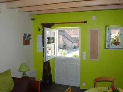 Coin salon dans l'établissement Gîte confort aux portes des châteaux, jardin, terrasse, WIFI, vélos, proche A85 et balades nature - FR-1-381-502