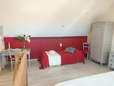 Un ou plusieurs lits dans un hébergement de l'établissement Gîte confort aux portes des châteaux, jardin, terrasse, WIFI, vélos, proche A85 et balades nature - FR-1-381-502