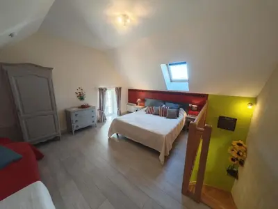 Un ou plusieurs lits dans un hébergement de l'établissement Gîte confort aux portes des châteaux, jardin, terrasse, WIFI, vélos, proche A85 et balades nature - FR-1-381-502