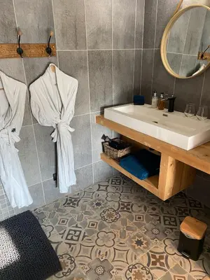Salle de bains dans l'établissement Domaine de Basse Chancelée
