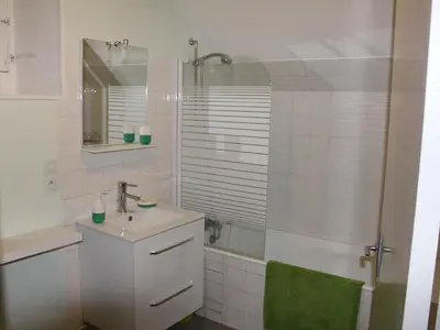 Salle de bains dans l'établissement Gîte paisible pour 6 pers. près du zoo de la Flèche, avec jardin, barbecue et WiFi - FR-1-410-126