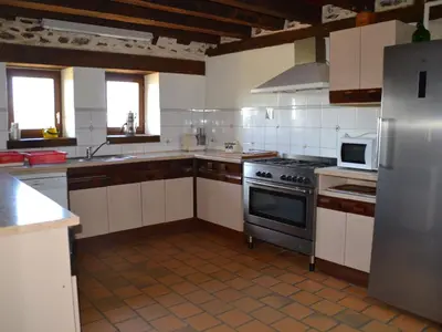 Cuisine ou kitchenette dans l'établissement Fermette rénovée proche 24H du Mans, 4 ch., grand terrain, idéal familles et animaux acceptés - FR-1-410-133