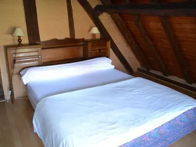 Un ou plusieurs lits dans un hébergement de l'établissement Fermette rénovée proche 24H du Mans, 4 ch., grand terrain, idéal familles et animaux acceptés - FR-1-410-133