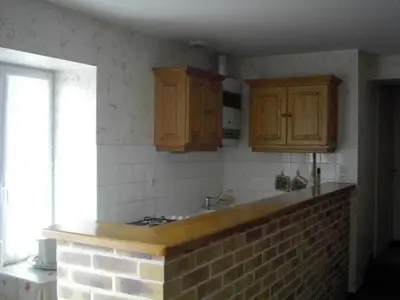 Cuisine ou kitchenette dans l'établissement Charmante Fermette Rénovée avec Terrasse Privative et Vélos, 2 Chambres, Proche Le Lude - FR-1-410-155