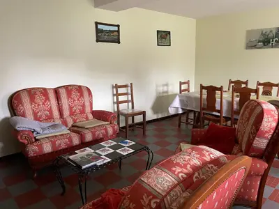 Coin salon dans l'établissement Charmante Fermette Rénovée avec Terrasse Privative et Vélos, 2 Chambres, Proche Le Lude - FR-1-410-155