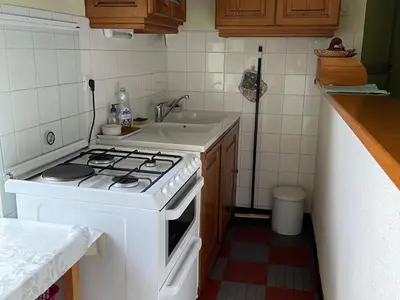 Cuisine ou kitchenette dans l'établissement Charmante Fermette Rénovée avec Terrasse Privative et Vélos, 2 Chambres, Proche Le Lude - FR-1-410-155