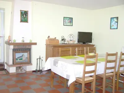 Télévision ou salle de divertissement dans l'établissement Charmante Fermette Rénovée avec Terrasse Privative et Vélos, 2 Chambres, Proche Le Lude - FR-1-410-155