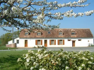 Jardin de l'établissement Gîte spacieux et paisible près du Mans avec grand terrain, 15 couchages, ping-pong et WIFI - FR-1-410-178