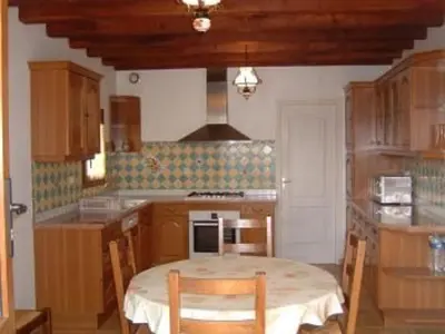 Cuisine ou kitchenette dans l'établissement Gîte spacieux et paisible près du Mans avec grand terrain, 15 couchages, ping-pong et WIFI - FR-1-410-178