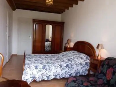 Un ou plusieurs lits dans un hébergement de l'établissement Gîte spacieux et paisible près du Mans avec grand terrain, 15 couchages, ping-pong et WIFI - FR-1-410-178