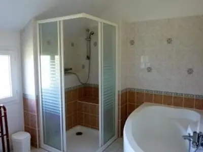 Salle de bains dans l'établissement Gîte spacieux et paisible près du Mans avec grand terrain, 15 couchages, ping-pong et WIFI - FR-1-410-178