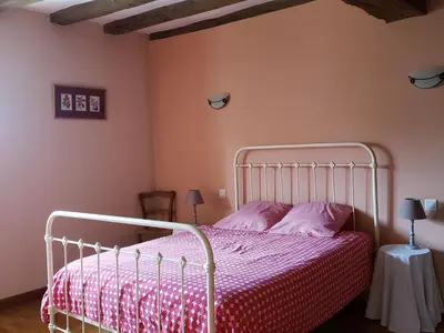 Un ou plusieurs lits dans un hébergement de l'établissement Charmante maison paysanne rénovée avec grand terrain, proche de la rivière et du village médiéval - FR-1-410-162