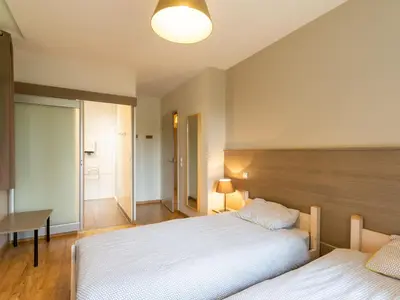 Un ou plusieurs lits dans un hébergement de l'établissement Gîte 8 pers. avec jardin et terrasses, 4 chambres, proche Le Mans et Sablé, idéal pour familles - FR-1-410-192