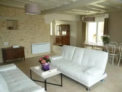 Coin salon dans l'établissement Gîte 8 pers. avec jardin et terrasses, 4 chambres, proche Le Mans et Sablé, idéal pour familles - FR-1-410-192
