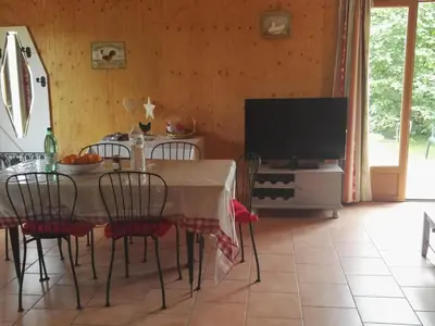 Télévision ou salle de divertissement dans l'établissement Maison en bois avec jardin, idéal randonnée, fibre haut débit, équipements bébé près du Mans et Tours - FR-1-410-195