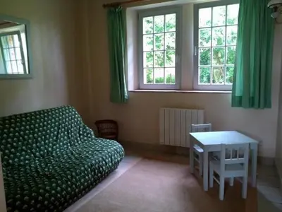 Coin salon dans l'établissement Gîte familial & authentique avec jardin arboré, entre Angers & Le Mans, idéal visites & détente - FR-1-410-208