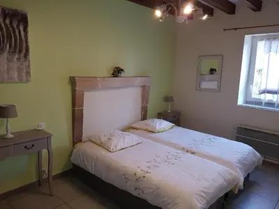 Un ou plusieurs lits dans un hébergement de l'établissement Gîte tout confort près du circuit des 24 Heures, cadre verdoyant, étang clos, 6 pers., lits faits - FR-1-410-207