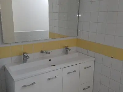 Salle de bains dans l'établissement Gîte tout confort près du circuit des 24 Heures, cadre verdoyant, étang clos, 6 pers., lits faits - FR-1-410-207