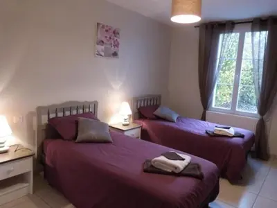 Un ou plusieurs lits dans un hébergement de l'établissement Fermette rénovée avec terrasse, internet et garage près de Vallon-sur-Gée - FR-1-410-212