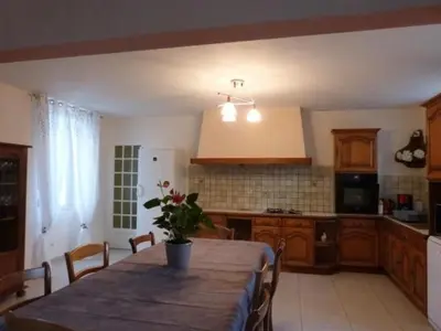 Cuisine ou kitchenette dans l'établissement Fermette rénovée avec terrasse, internet et garage près de Vallon-sur-Gée - FR-1-410-212