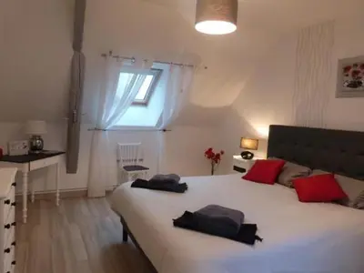 Un ou plusieurs lits dans un hébergement de l'établissement Fermette rénovée avec terrasse, internet et garage près de Vallon-sur-Gée - FR-1-410-212