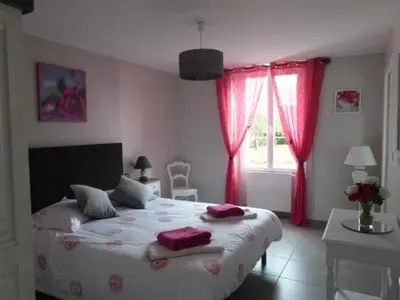 Un ou plusieurs lits dans un hébergement de l'établissement Fermette rénovée avec terrasse, internet et garage près de Vallon-sur-Gée - FR-1-410-212