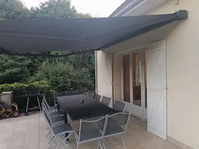 Balcon ou terrasse dans l'établissement Gîte spacieux avec salle de jeux, tennis et cheminée, idéal pour familles et amis jusqu'à 15 pers. - FR-1-410-223