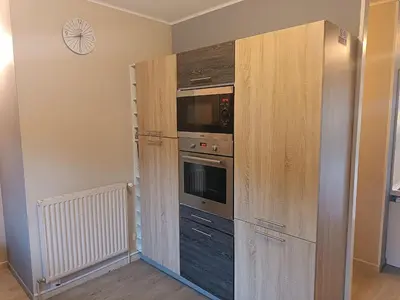 Cuisine ou kitchenette dans l'établissement Gîte spacieux avec salle de jeux, tennis et cheminée, idéal pour familles et amis jusqu'à 15 pers. - FR-1-410-223