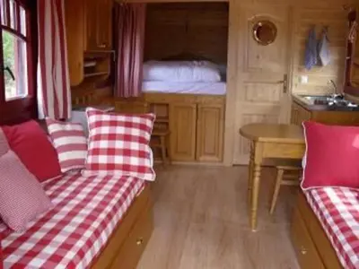 Plan de l'établissement Séjour Bucolique en Roulotte au Cœur d'une Ferme Familiale en Sarthe - FR-1-410-229