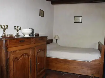 Un ou plusieurs lits dans un hébergement de l'établissement Maison de campagne avec grand jardin, cheminée, vélos et wifi à Berfay - FR-1-410-242