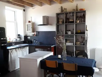 Cuisine ou kitchenette dans l'établissement Gîte charmant proche du Mans : nature, objets atypiques et ambiance familiale - FR-1-410-249