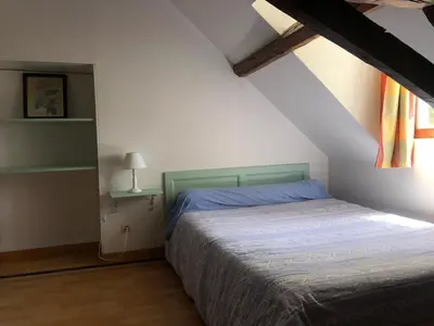 Un ou plusieurs lits dans un hébergement de l'établissement Longère rénovée proche du Mans avec jardin et salle de jeux - FR-1-410-248