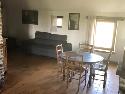 Coin salon dans l'établissement Longère rénovée proche du Mans avec jardin et salle de jeux - FR-1-410-248
