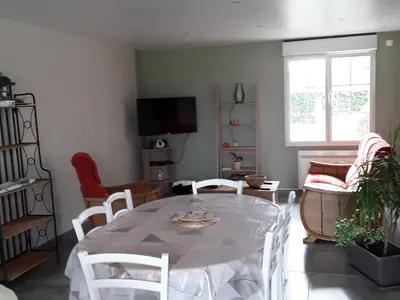 Télévision ou salle de divertissement dans l'établissement Gîte tout confort près du circuit des 24H du Mans - 3 chambres, jardin et parking privé - FR-1-410-261