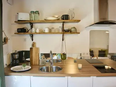 Cuisine ou kitchenette dans l'établissement Gîte cosy à la ferme près du Mans - Jardin, Terrasse, Poêle à bois, et Sérénité Rurale - FR-1-410-269