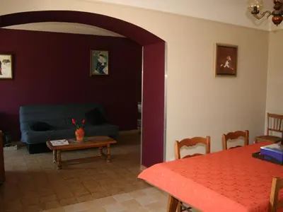 Coin salon dans l'établissement Maison confortable avec jardin, proche centre-ville et circuit 24h du Mans - FR-1-410-271