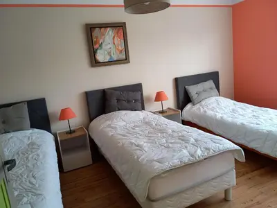 Un ou plusieurs lits dans un hébergement de l'établissement Maison confortable avec jardin, proche centre-ville et circuit 24h du Mans - FR-1-410-271