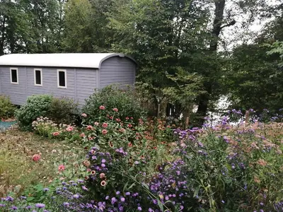 Jardin de l'établissement Le clos des augers, chambres d'hôtes et roulotte