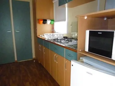 Cuisine ou kitchenette dans l'établissement Camping Au Clos de Beaulieu