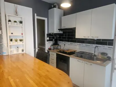 Cuisine ou kitchenette dans l'établissement Appart T2 avec cour