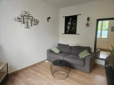 Coin salon dans l'établissement Appart T2 avec cour