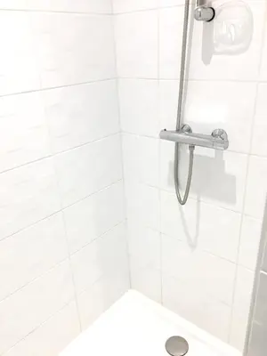 Salle de bains dans l'établissement Maison accueillante à Solesmes avec terrasse et parking inclus