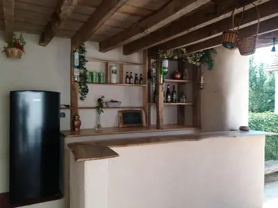 Cuisine ou kitchenette dans l'établissement Fermette de charme rénovée avec grand terrain, 5 chambres, proche du circuit 24H du Mans - FR-1-410-304